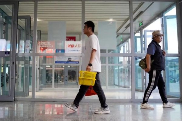 要配资 车站里人均“小黄筐”，网友：季节限定！