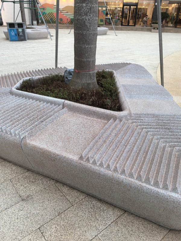 乐盈配资 深圳一公园附近现“搓衣板”状绕树石凳，回应：不属公园范围，并非为防止躺卧，出于美观设计